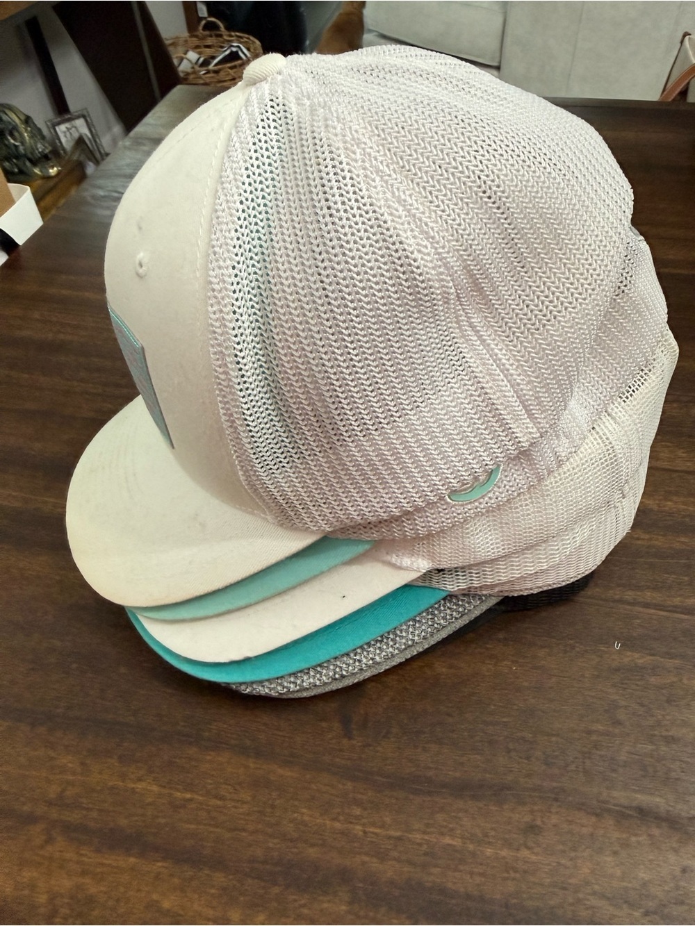 Pack of 6 hats - Columbia, Hooey, Volcom , bass pro